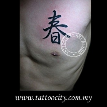 Tatuaje de una letra china en el pecho de un hombre