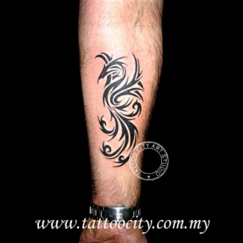 Tatuaje de un ave fénix tribal en el antebrazo