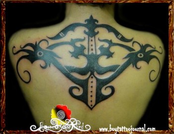 Tatuaje de dos dragones de borneo en la espalda