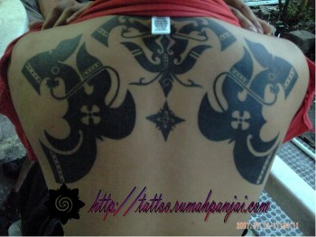 Tatuaje de dragones de borneo en la espalda