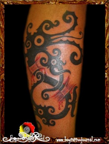 Tatuaje de un dragón de borneo en la piel
