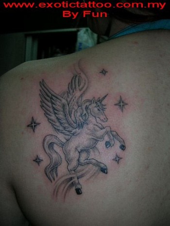 Tattoo de un unicornio entre las estrellas