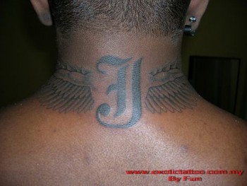 Tattoo de una inicial con alas de angel