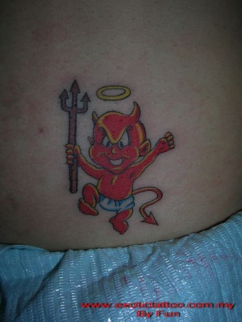 Tattoo de un demonio con corona de santo
