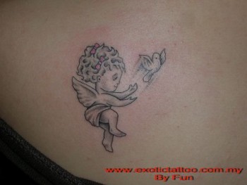 Tattoo de un pequeño angel soltando una paloma
