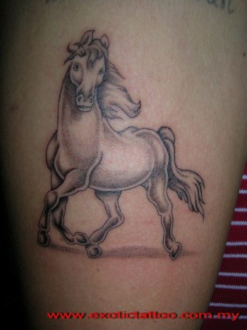 Tattoo de un caballo trotando