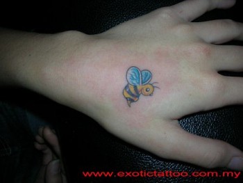 Tattoo de una abeja de dibujos