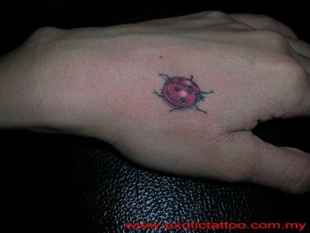 Tattoo de una mariquita por la mano