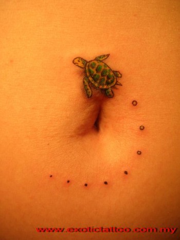 Tattoo de una tortuga encima el ombligo