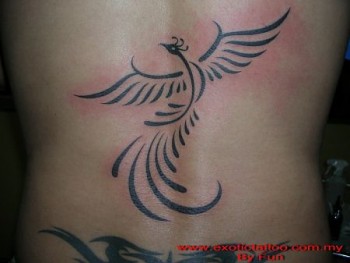 Tattoo de un ave fénix hecha con pocas lineas