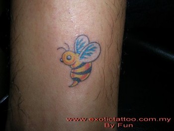 Tatuaje de una abeja