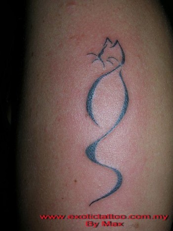 Tatuaje de un gato hecho con pocas líneas
