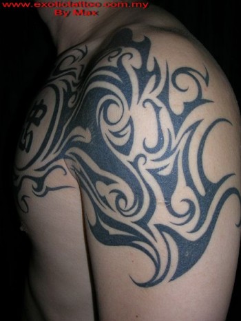Tatuaje de sombras en el brazo y pecho