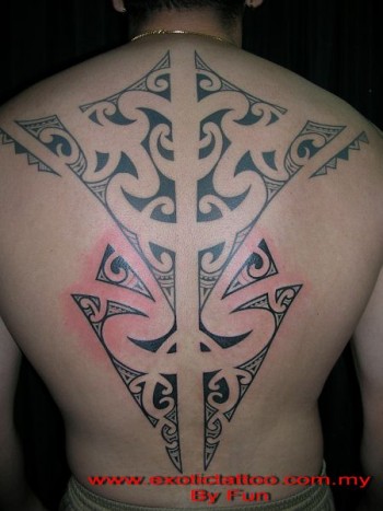 Tatuaje maorí en la espalda