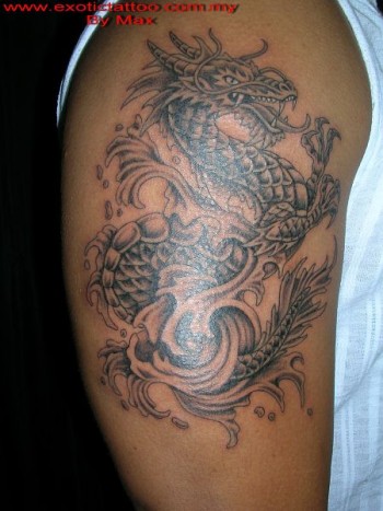 Tatuaje de un dragón chapoteando en el agua