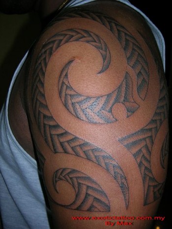 Tatuaje filipino en el brazo