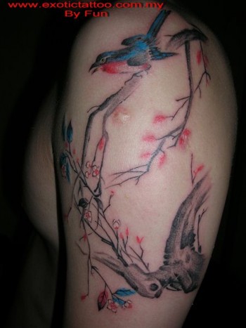 Tatuaje de unos pájaros dibujados a pincel