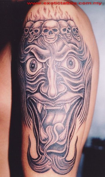 Tatuaje de un monstruo con una corona de calaveras