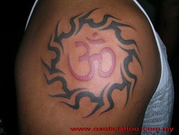 Tatuaje del Om dentro de un circulo tribal
