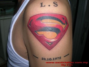 Tatuaje del logo de Superman