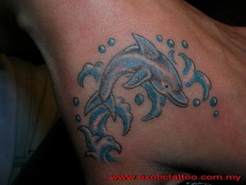 Tatuaje de un delfín saltando del agua