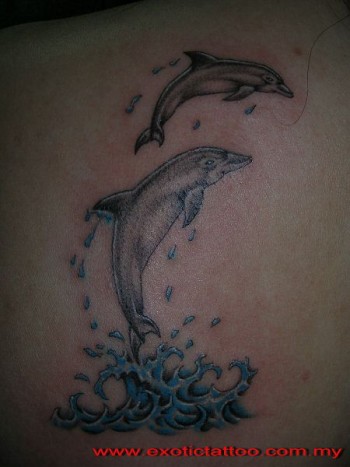 Tatuaje de dos delfines saltando