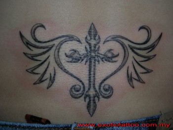 Tatuaje de una cruz con alas