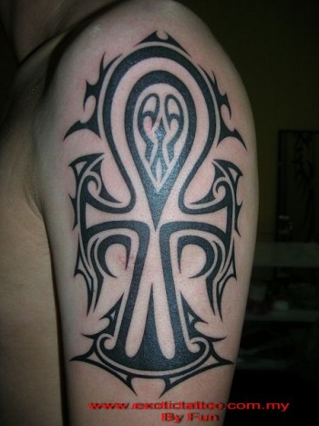 Tatuaje de una cruz ansada hecha de tribales