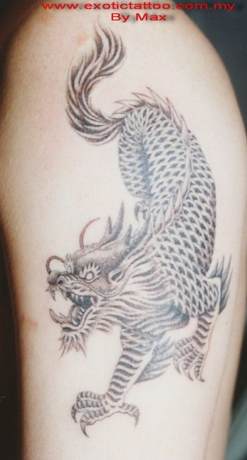 Tatuaje de un ser con cabeza de dragón y cuerpo de caballo