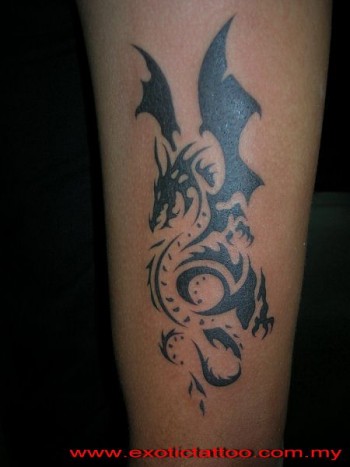 Tatuaje de un dragón alado enroscado