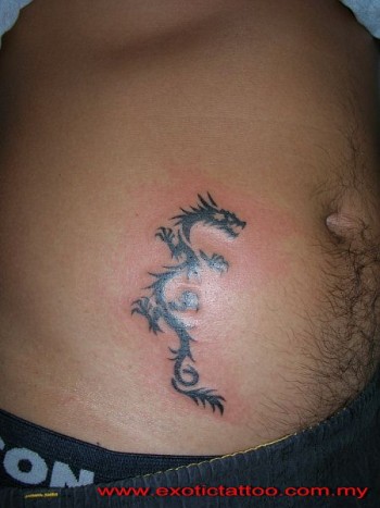 Tatuaje de un dragón en la barriga