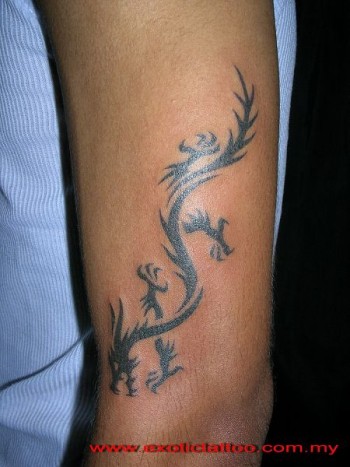 Tatuaje de una sombra de dragón chino bajando por el brazo
