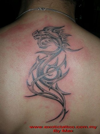 Tatuaje de un dragón tribal en la columna