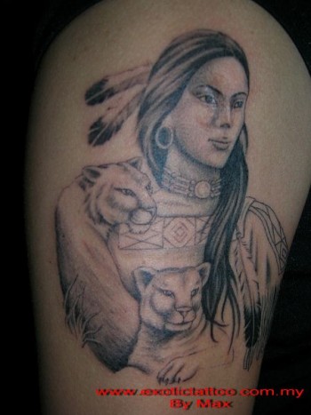 Tatuaje de un indio americano con pumas