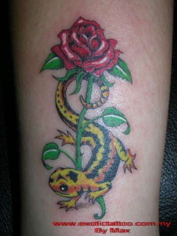 Tatuaje de una rosa y una salamandra