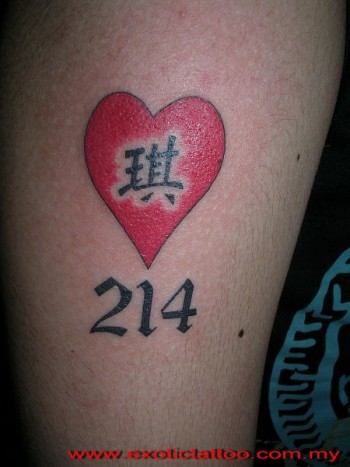Tatuaje de un corazón con una letra china y un número