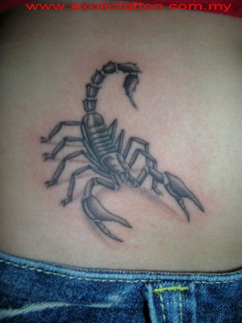 Tatuaje de un escorpión en la cintura