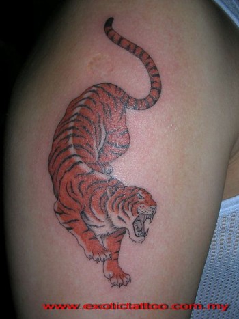 Tatuaje de un tigre en color