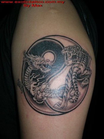 Tatuaje de un tigre encarado a un dragón con el yin yang