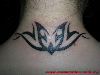 Tattoo de un tribal en el cuello