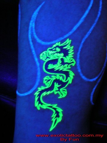 Tattoo de un dragón con tinta ultravioleta