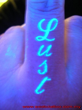 Tattoo de un nombre en el dedo con tinta ultravioleta