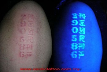 Tatuaje de kanjis y números en ultravioleta