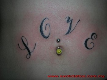 Tatuaje de la palabra amor rodeando el ombligo