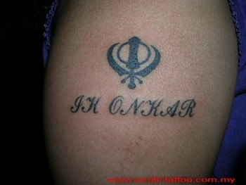 Tatuaje del simbolo de los sikh con un nombre