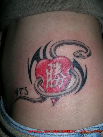 Tatuaje de una serpiente atravesando un corazón con una letra china dentro