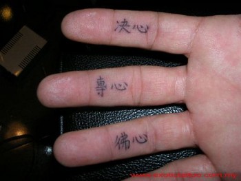 Tatuaje de nombres chinos en los dedos