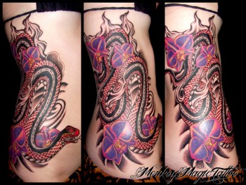 Tatuaje de una serpiente entre flores