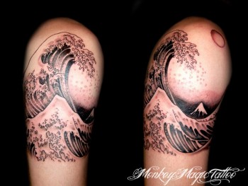 Tatuaje de olas con el monte fuji al fondo