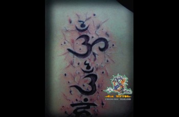 Tatuaje de letras tailandesas grabadas en la piel